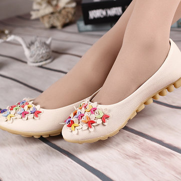 Belles chaussures plates florales colorées glissent sur semelles des mocassins plats occasionnels mous